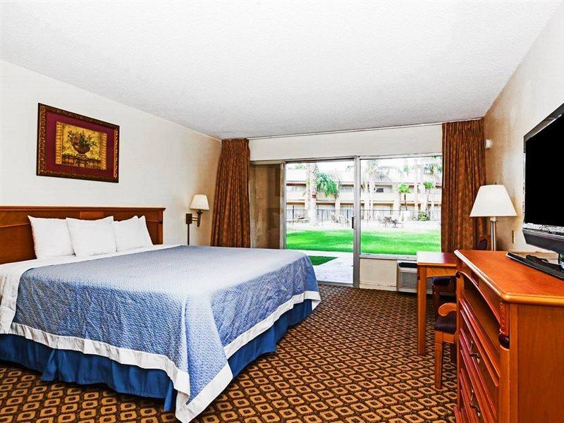 Days Inn By Wyndham Bakersfield Buitenkant foto
