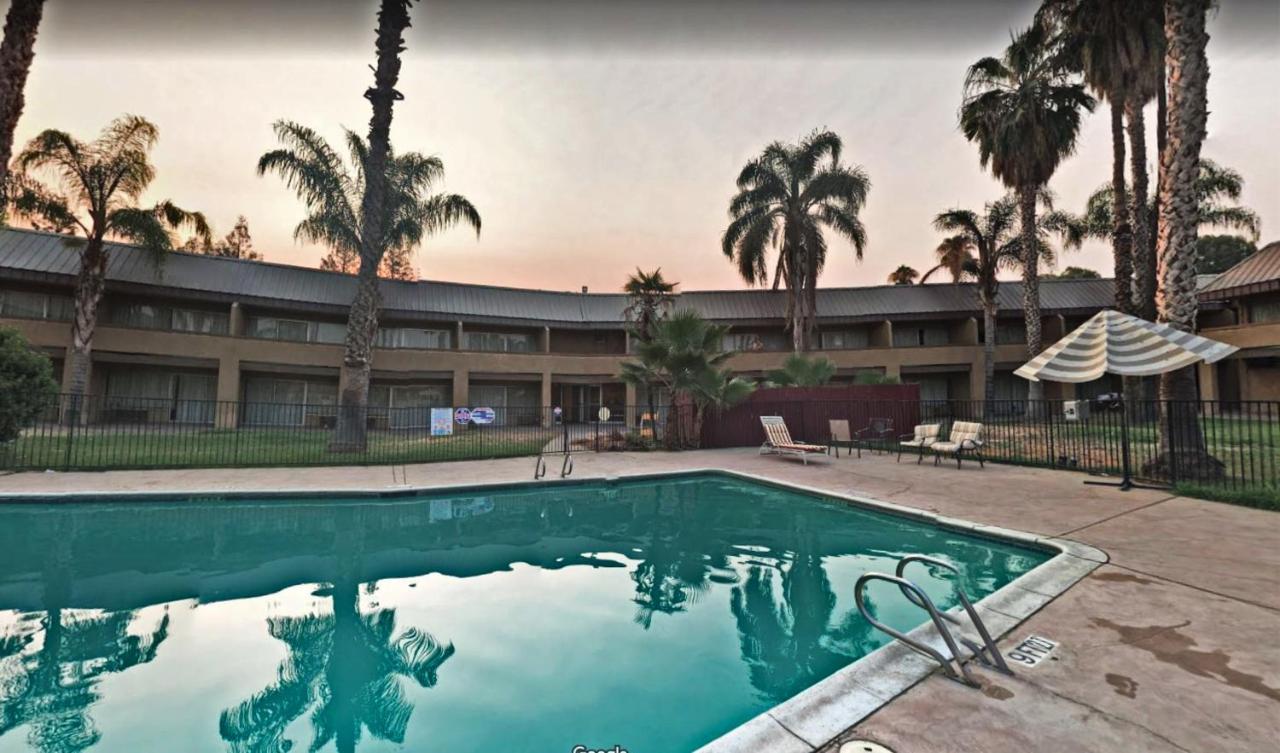 Days Inn By Wyndham Bakersfield Buitenkant foto