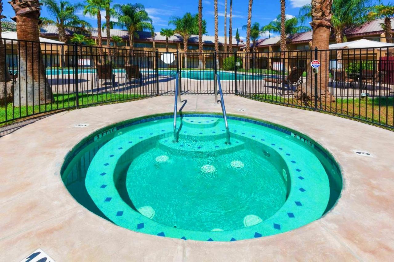 Days Inn By Wyndham Bakersfield Buitenkant foto