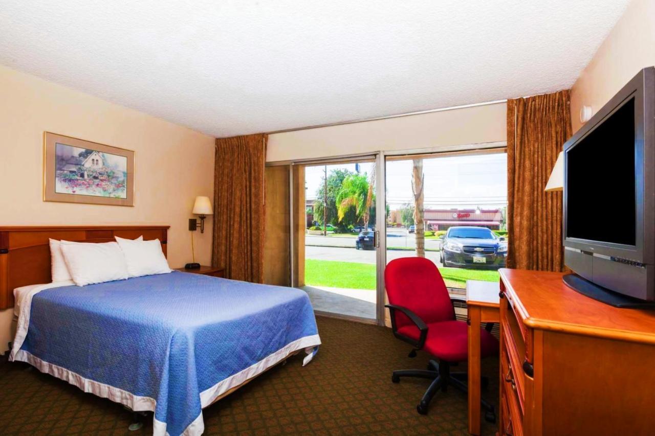 Days Inn By Wyndham Bakersfield Buitenkant foto
